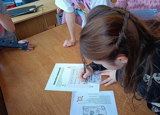 dzieci rozwiązują zadanie