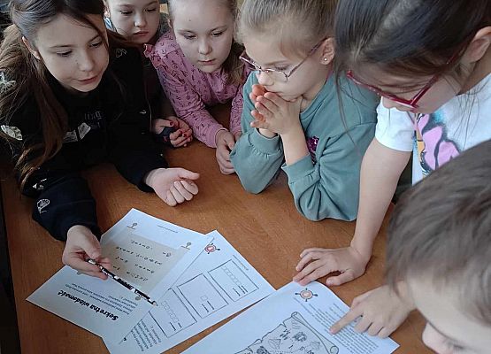 dzieci rozwiązują zadanie
