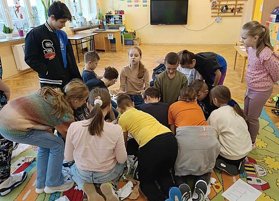 dzieci rozwiązują zadanie