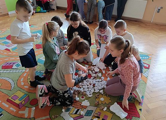 dzieci szukają wskazówek