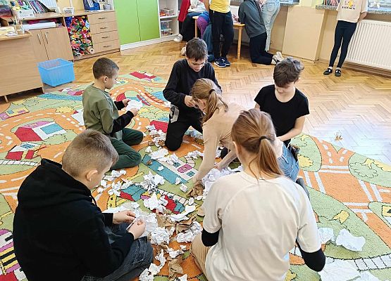 dzieci szukają wskazówek