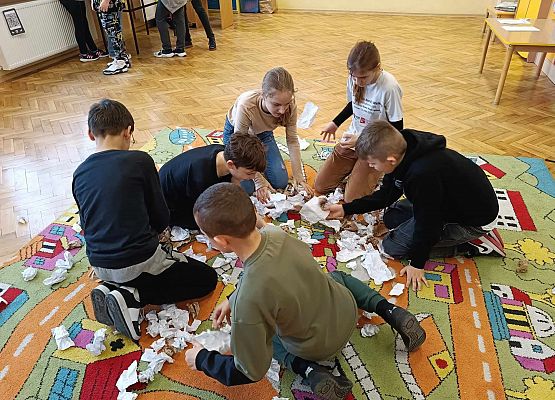 dzieci szukają wskazówek