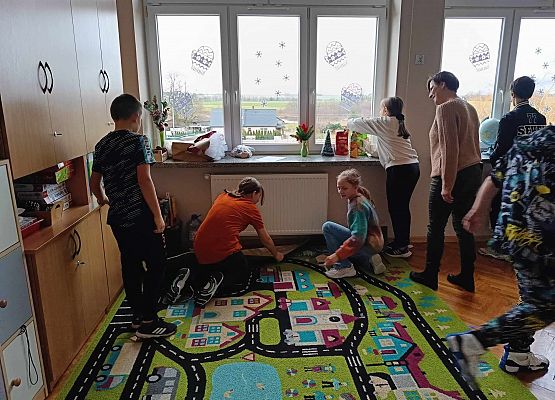 dzieci szukają wskazówek