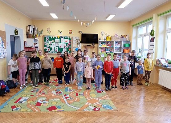 dzieci wykonują zadanie