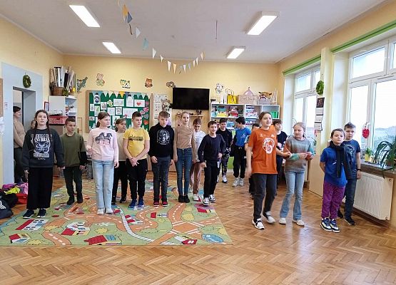 dzieci wykonują zadanie