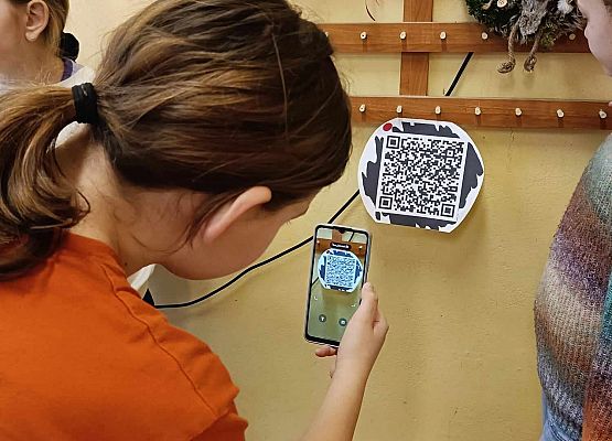 dziewczynka skanuje kod