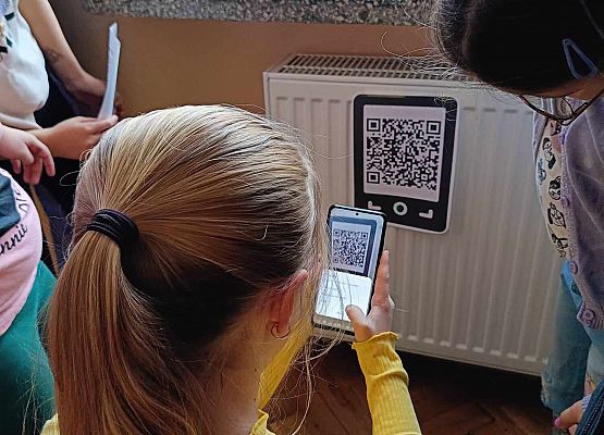 dziewczynka skanuje kod