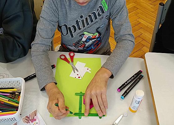 chłopiec podczas zajęć plastycznych