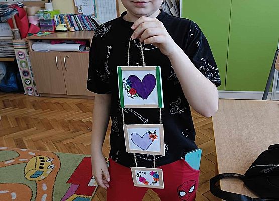 chłopiec prezentuje wykonaną pracę