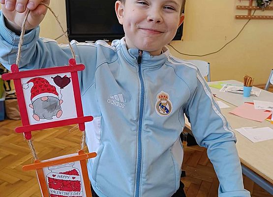 chłopiec prezentuje wykonaną pracę