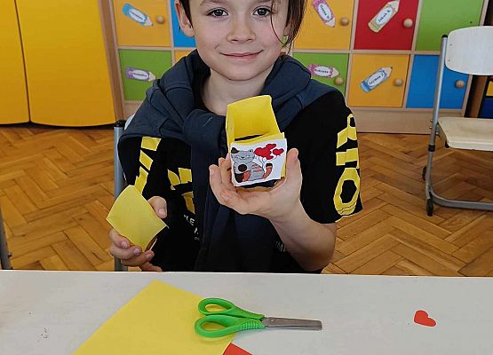 chłopiec prezentuje wykonaną pracę