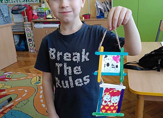 chłopiec prezentuje swoją pracę