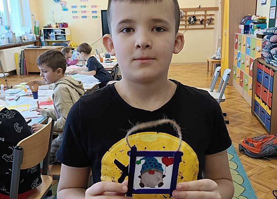 chłopiec prezentuje swoją pracę