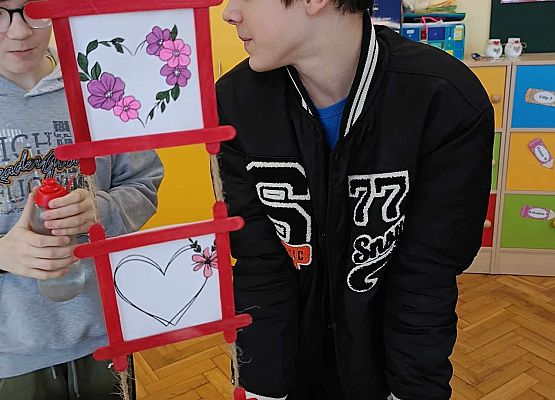 chłopiec prezentuje swoją pracę