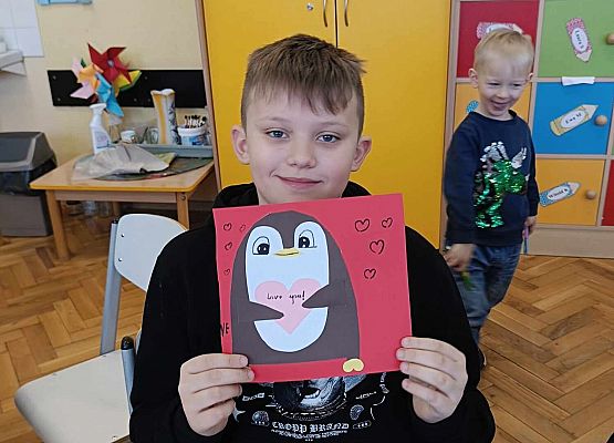 chłopiec prezentuje swoją pracę