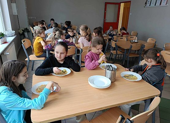 dzieci podczas posiłku