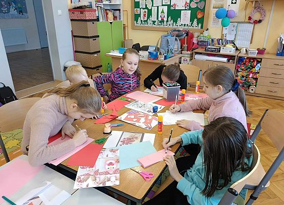 dzieci podczas zajęć plastycznych