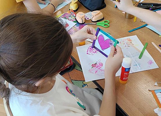 dzieci podczas zajęć plastycznych