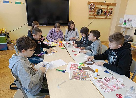 dzieci podczas zajęć plastycznych