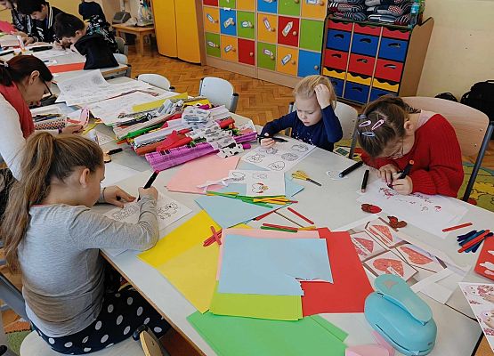 dzieci podczas zajęć plastycznych