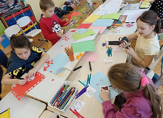 dzieci podczas zajęć plastycznych