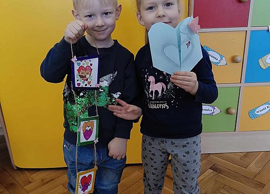 dzieci podczas zajęć plastycznych