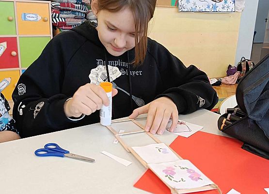 dzieci podczas zajęć plastycznych