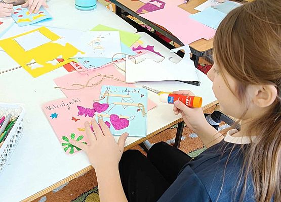 dzieci podczas zajęć plastycznych