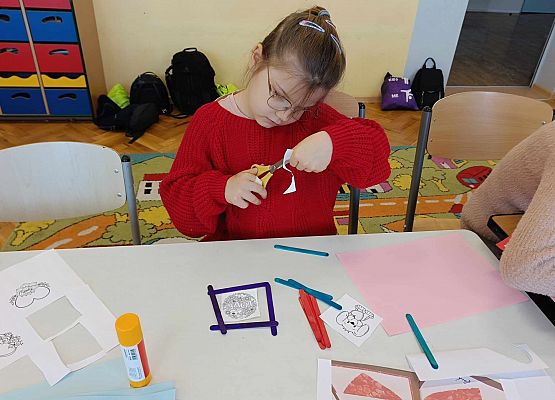 dzieci podczas zajęć plastycznych