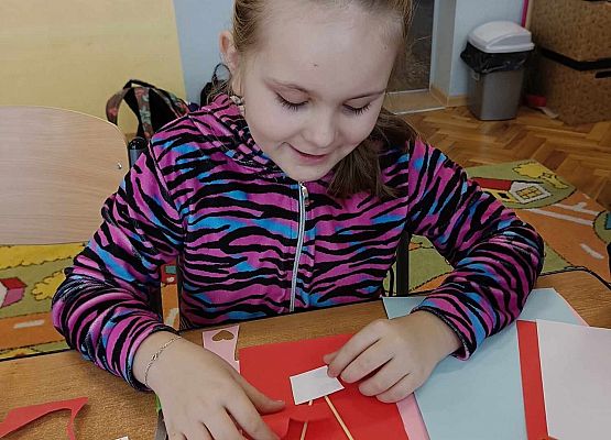 dzieci podczas zajęć plastycznych