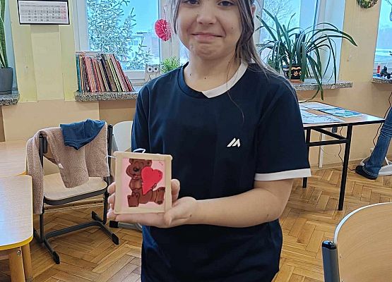 dziewczynka prezentuje swoją pracę