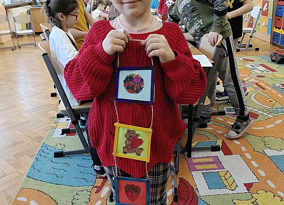 dziewczynka prezentuje swoją pracę