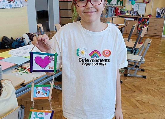 dziewczynka prezentuje swoją pracę