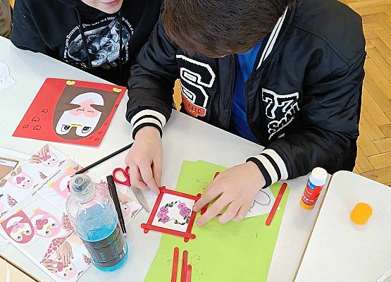 dzieci podczas zajęć plastycznych