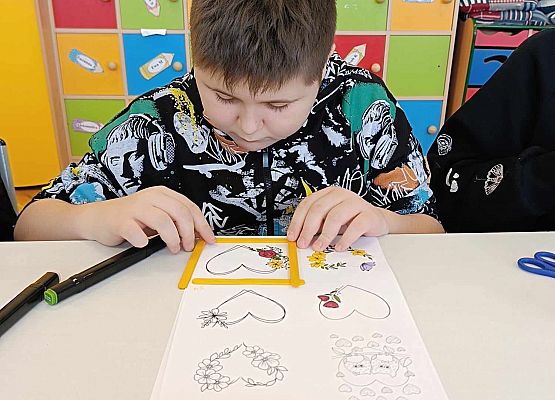 dzieci podczas zajęć plastycznych