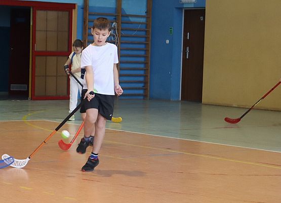 uczniowie podczas zajęć sportowych