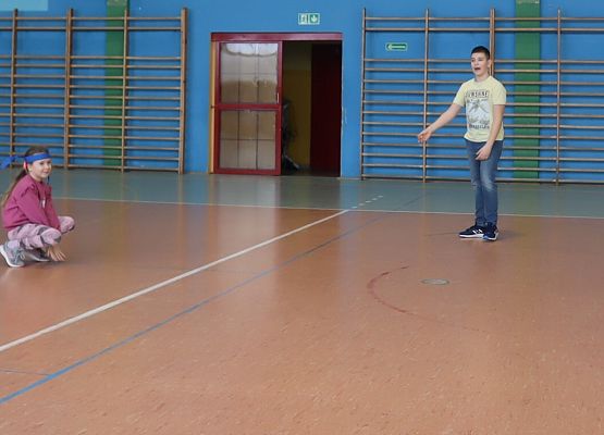 uczniowie podczas zajęć sportowych