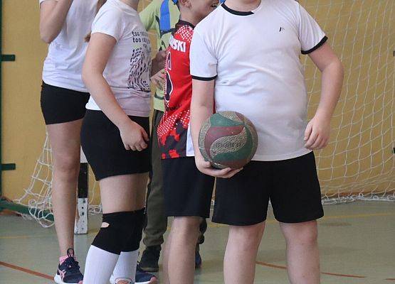 uczniowie podczas zajęć sportowych