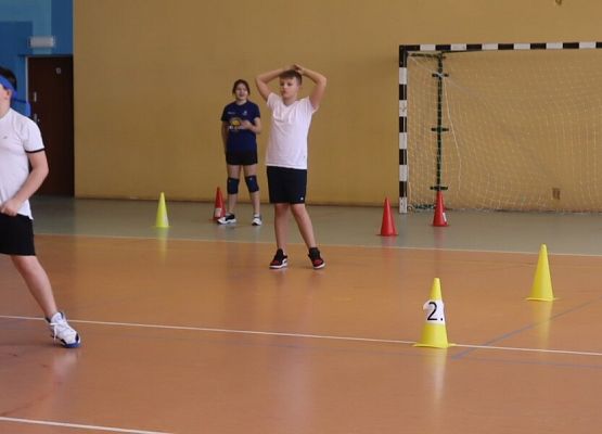 uczniowie podczas zajęć sportowych