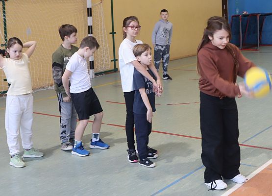 uczniowie podczas zajęć sportowych