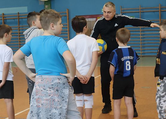 uczniowie podczas zajęć sportowych