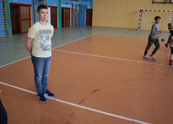 uczniowie podczas zajęć sportowych