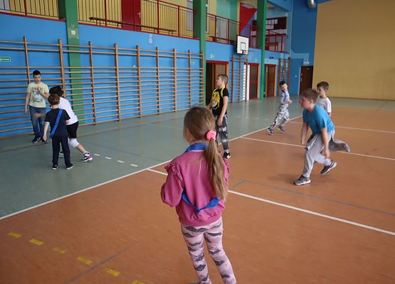 uczniowie podczas zajęć sportowych