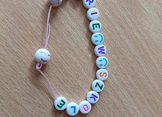 bransoletka z napisem: ferie w szkole