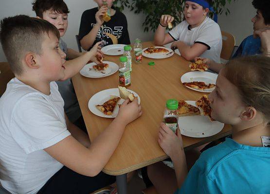 dzieci podczas posiłku