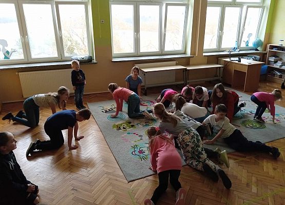 uczestnicy zajęć podczas zabawy ruchowej