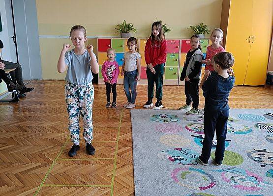 uczestnicy zajęć podczas zabawy ruchowej