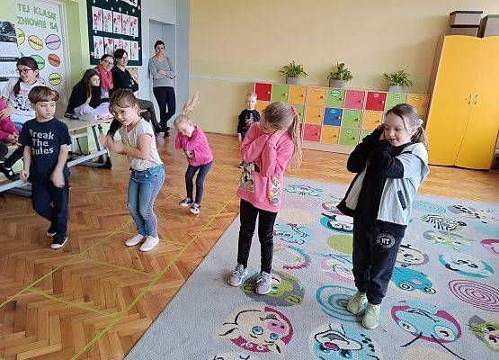 uczestnicy zajęć podczas zabawy ruchowej