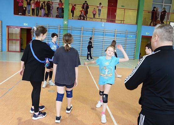 dzieci podczas zajęć sportowych