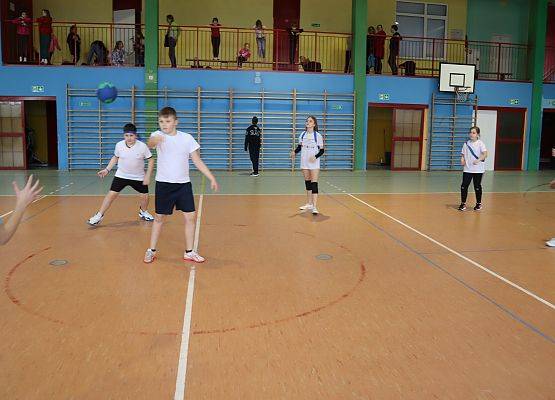 dzieci podczas zajęć sportowych